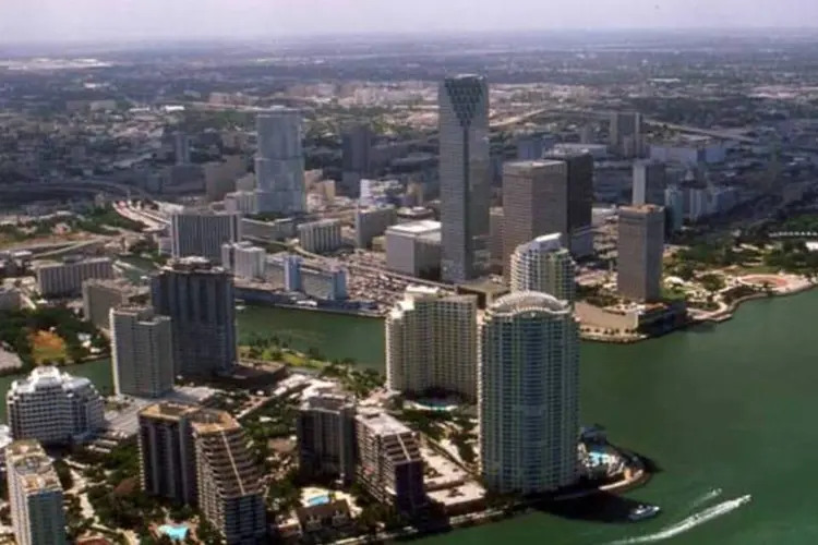 Vista de Miami, na Flórida, hoje: projeção mostra que 74% dos moradores da cidade vivem em áreas que podem ficar submersas em um cenário extremo de aumento do nível do mar (Wikimedia Commons/Wikimedia Commons)
