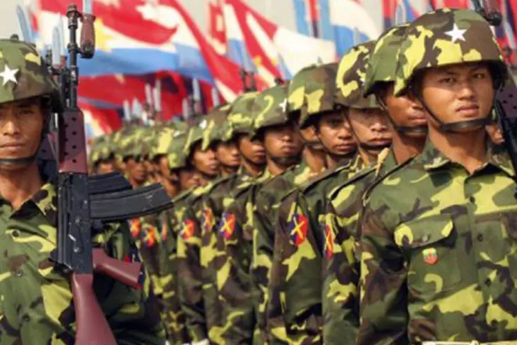 Exército de Mianmar: o país caminha em direção a uma sociedade mais aberta e plural após quase meio século submetida a regimes militares ditatoriais (Khin Maung Win/AFP)