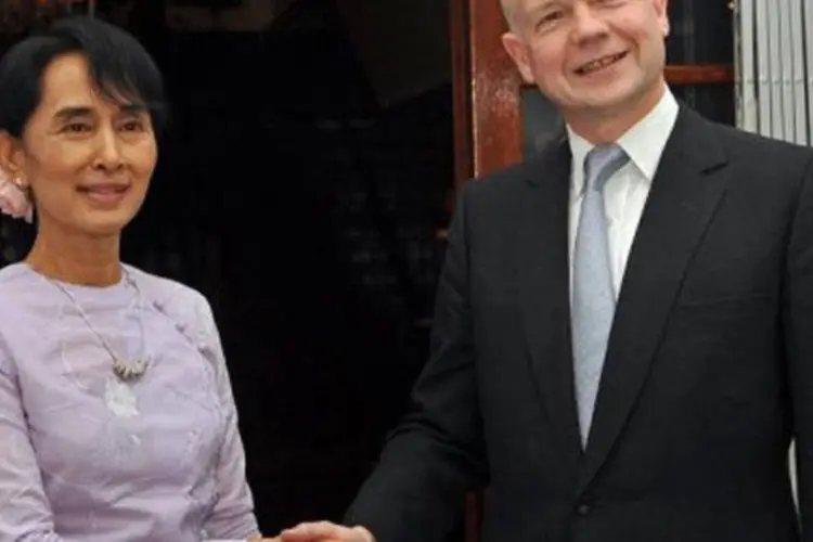 Suu Kyi se encontra com William Hague na residência do embaixador britânico na capital birmanesa
 (Soe Than Win/AFP)