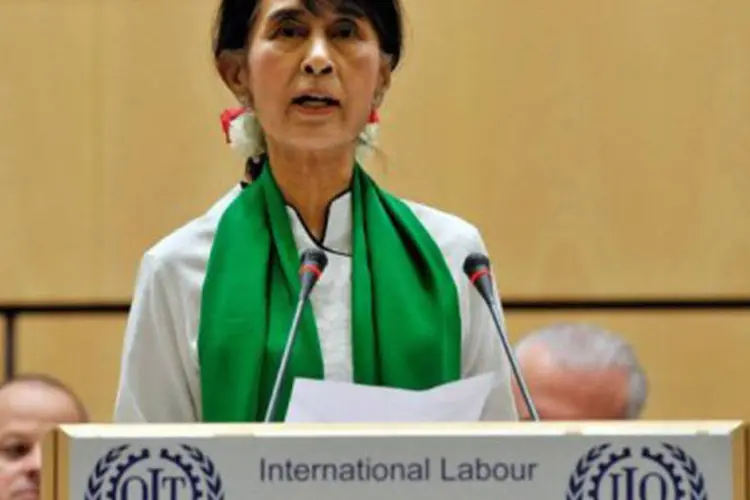 A líder da oposição em Mianmar, Aung San Suu Kyi, fala em conferência da OIT (Sebastien Feval/AFP)