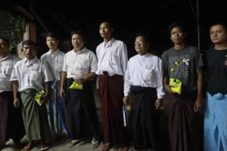 
	Prisioneiros n&atilde;o identificados posam para fotos ap&oacute;s sua liberta&ccedil;&atilde;o em 17 de setembro em Mianmar: segundo algumas organiza&ccedil;&otilde;es, restam ainda mais 300 entre as grades
 (Ye Aung Thu/AFP)