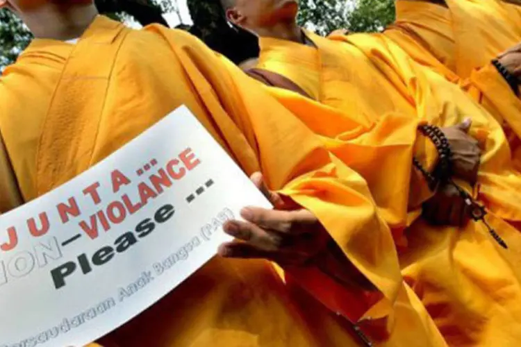 
	Budistas clamam por n&atilde;o-viol&ecirc;ncia: desde junho, quase 180 pessoas morreram no conflito
 (Jewel Samad/AFP)
