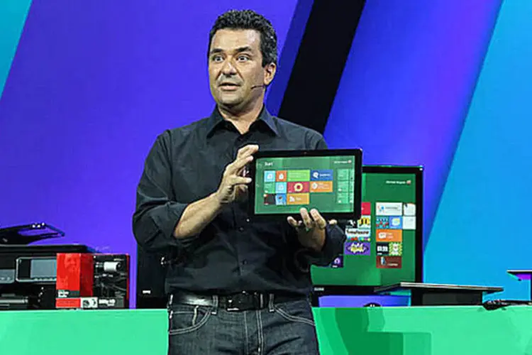 O Windows 8 traz uma interface específica para telas sensíveis ao toque, aqui demonstrada por Michael Angiulo, da Microsoft, durante um evento para desenvolvedores (Divulgação)
