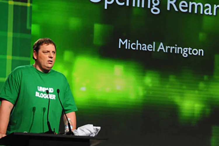 "Blogueiro não remunerado", diz a camiseta de Michael Arrington durante o evento TechCrunch Disrupt SF 2011 (Araya Diaz / Getty Images)