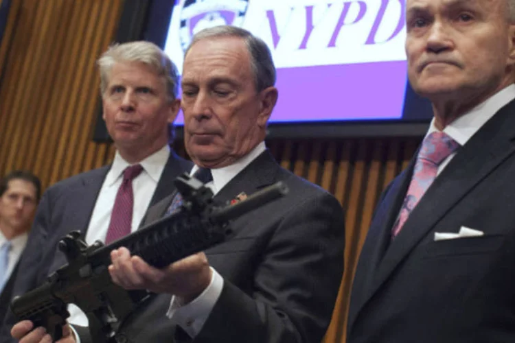 Michael Bloomberg examina arma confiscada: ele estabeleceu um foco bem específico para seu projeto - as mulheres e, principalmente, as mães (Andrew Kelly/Files/Reuters)