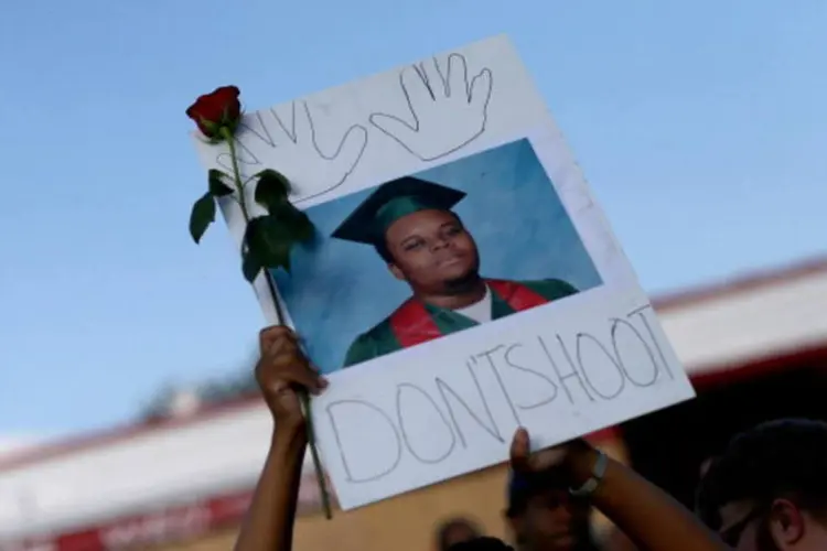 
	Cartaz com a foto de Michael Brown: jovem foi assassinado por policial em agosto de 2014 em Ferguson, nos Estados Unidos
 (Getty Images)