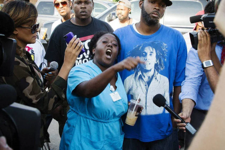 Mulher reclama após divulgação do nome do policial envolvido na morte de Michael Brown (Lucas Jackson/Reuters)