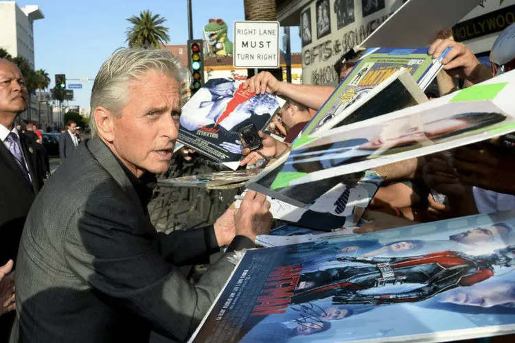 Michael Douglas dá autógrafos em evento do filme “Homem-Formiga” em Hollywood (Kevork Djansezian/Reuters)
