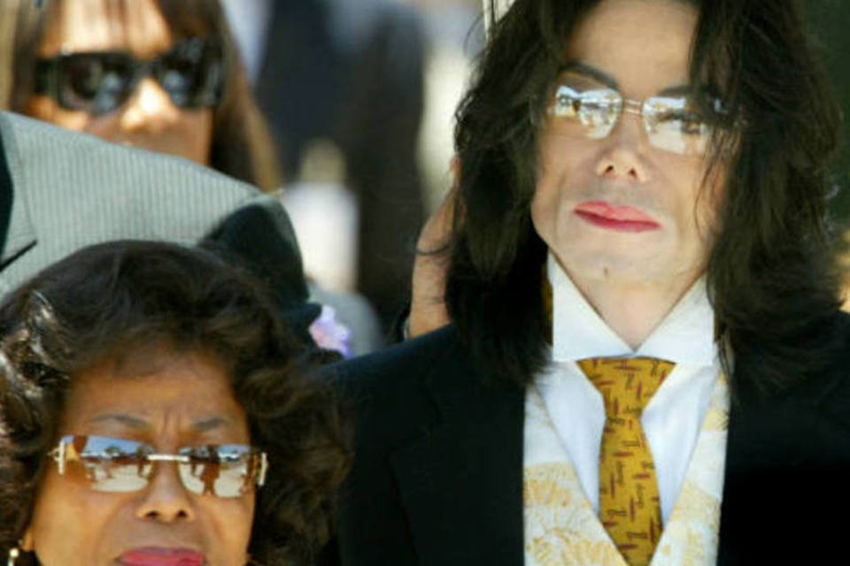 Mãe e primo de Michael Jackson terão guarda de seus filhos