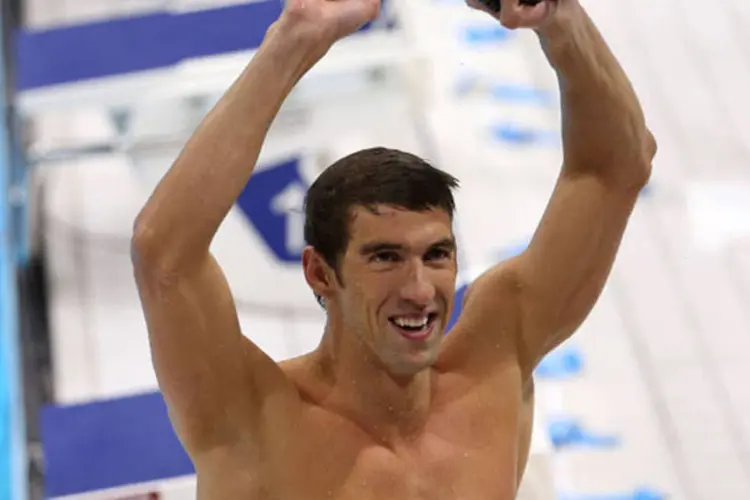 Americano Michael Phelps comemora vitória durante as Olimpíadas de Londres: E mesmo na despedida, Phelps mostrou seu perfeccionismo e comentou seu tempo de 51s21 (Getty Images)