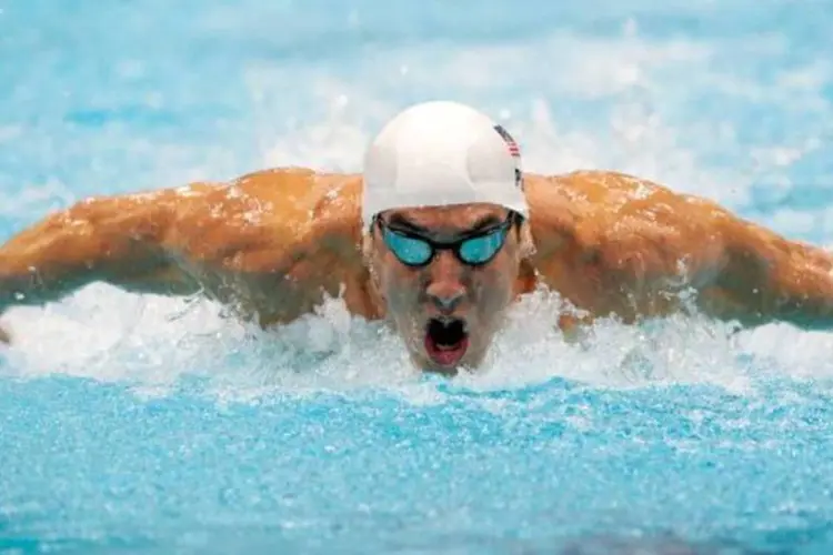 
	Phelps fazendo nado borboleta nos Jogos Ol&iacute;mpicos:&nbsp;atleta tinha anunciado o fim da carreira depois dos Jogos de Londres-2012, mas voltou a se inscrever no programa antidoping americano em novembro
 (Adam Pretty/Getty Images)