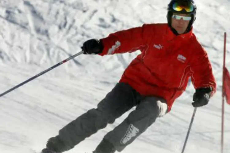 
	Michael Schumacher pratica esqui em 2005: ex-piloto sofreu severos ferimentos na cabe&ccedil;a em um acidente em Meribel
 (Patrick Hertzog/AFP)