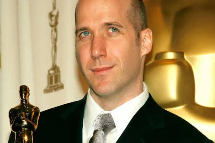Michael Arndt recebendo o Oscar pelo filme "Pequena Miss Sunshine", em 2007 (Getty Images/Vince Bucci)