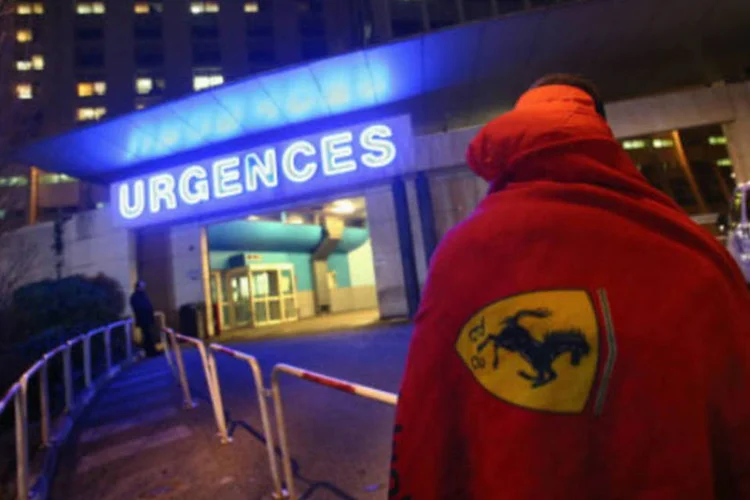 Em frente ao hospital de Grenoble, na França, um fã da Ferrari e de Michael Schumacher dá apoio ao ídolo, que se acidentou enquanto esquiava no dia 29 e sofreu sérios danos no crânio. (30/12/2013) (Alex Grimm/Bongarts/Getty Images)