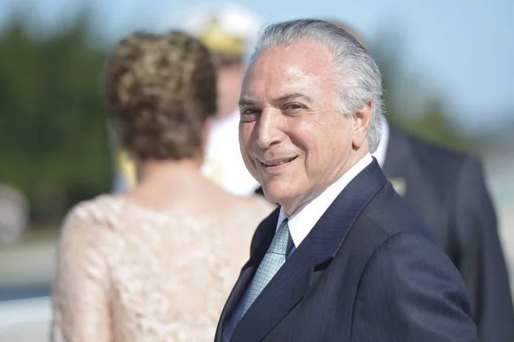 
	Michel Temer com Dilma Rousseff ao fundo: se a ideia vingar, ser&aacute; uma barreira para que tucanos com pretens&otilde;es eleitorais aceitem compor um governo Temer
 (Marcelo Camargo/Agência Brasil)