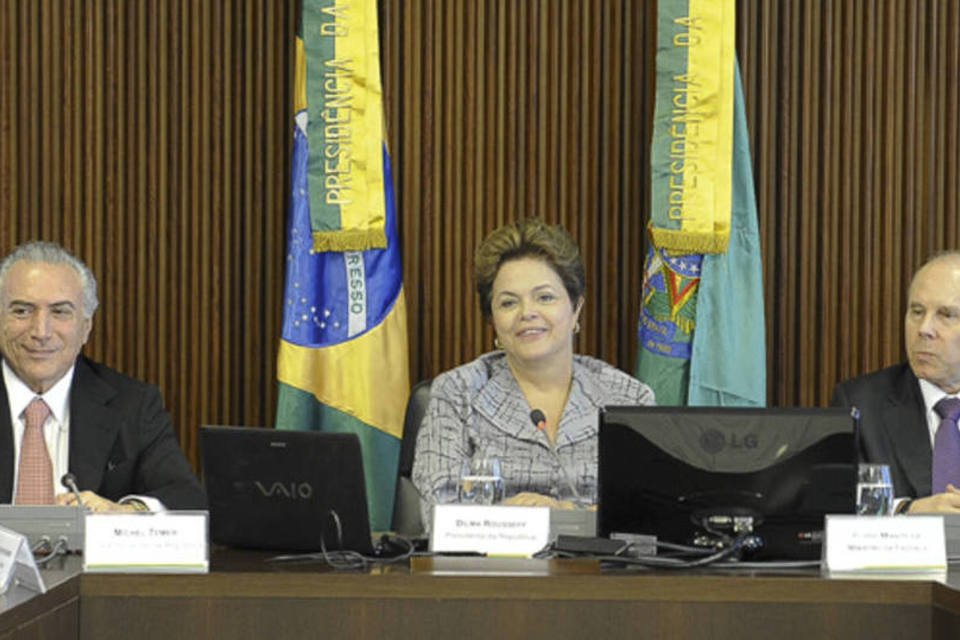 Mudança na poupança não prejudica Dilma, diz Falcão