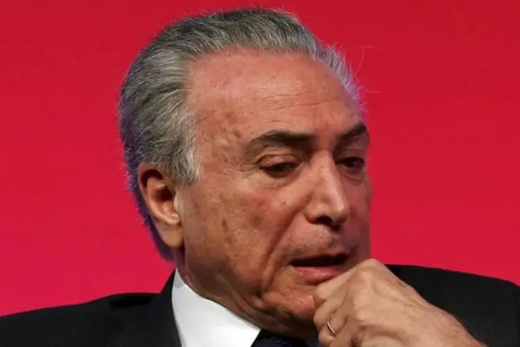 
	Michel Temer: na ter&ccedil;a-feira, integrantes do PMDB re&uacute;nem-se para decidir se o partido deve ou n&atilde;o sair da base de apoio ao governo
 (Paulo Whitaker/ Reuters)