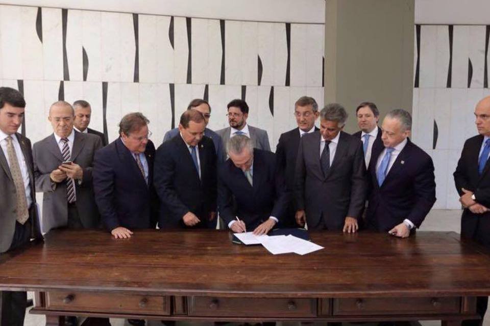 Michel Temer é notificado sobre afastamento de Dilma