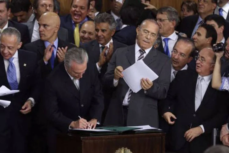 Michel Temer e ministros: "transparência e o combate à corrupção são hoje a preocupação número um da população brasileira. Não poderiam estar sendo tratadas dessa forma", diz especialista (Valter Campanato/Agência Brasill)