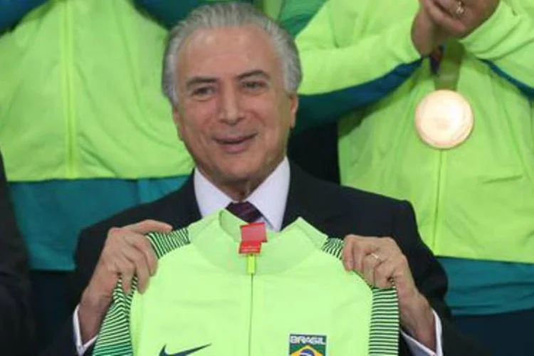 
	Temer: &quot;Sou obediente com as institui&ccedil;&otilde;es&quot;, disse o presidente interino, que hoje recebeu cerca de 50 atletas que participaram dos Jogos
 (Elza Fiuza/Agência Brasil)