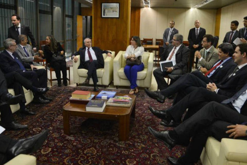 Temer reúne-se com deputados do PMDB em busca de unidade