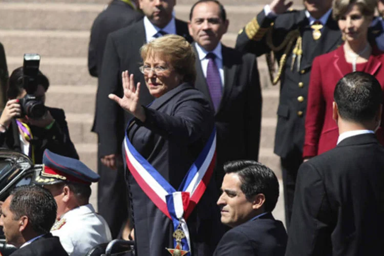 Michelle Bachelet, nova presidente do Chile, acena de seu veículo enquanto deixa o Congresso depois de ser empossada no cargo, em Valparaíso (Cristobal Saavedra/Reuters)