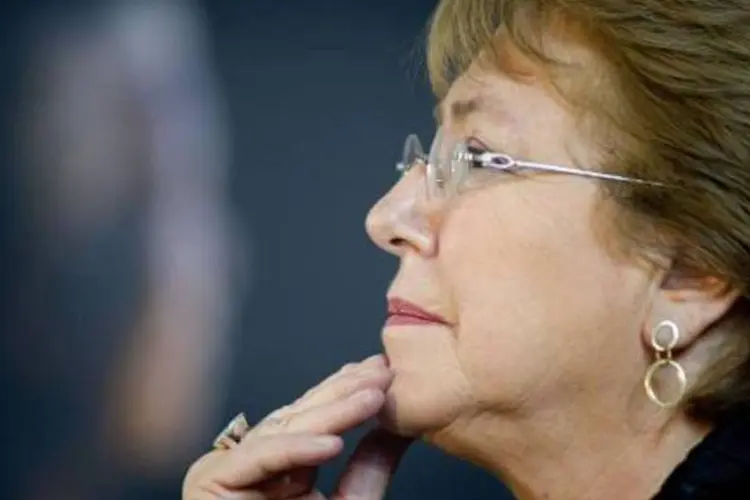
	A presidente do Chile, Michelle Bachelet: a aprova&ccedil;&atilde;o ao gabinete ministerial da presidente caiu um ponto, at&eacute; os 17%
 (Rodger Bodch/AFP)
