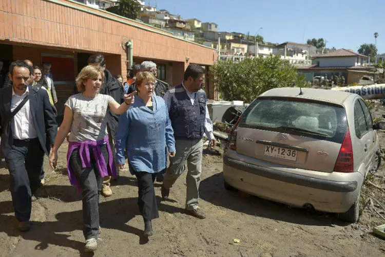 
	A presidente chilena, Michelle Bachelet (C), em local do pa&iacute;s ap&oacute;s terremoto
 (Sebastian Rodriguez/Chilean Presidency/Handout via Reuters)