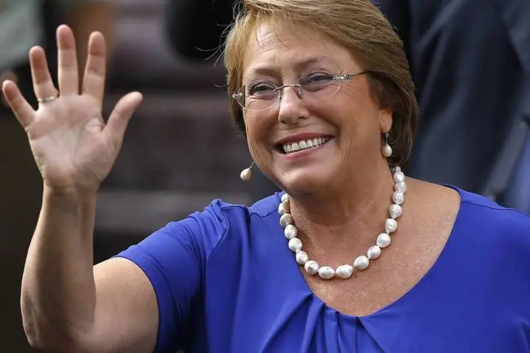Michelle Bachelet, presidente do Chile: nova governante chilena, de 62 anos, recebeu a faixa presidencial das mãos da nova presidente do Senado, Isabel Allende (Cristobal Saavedra/Reuters)