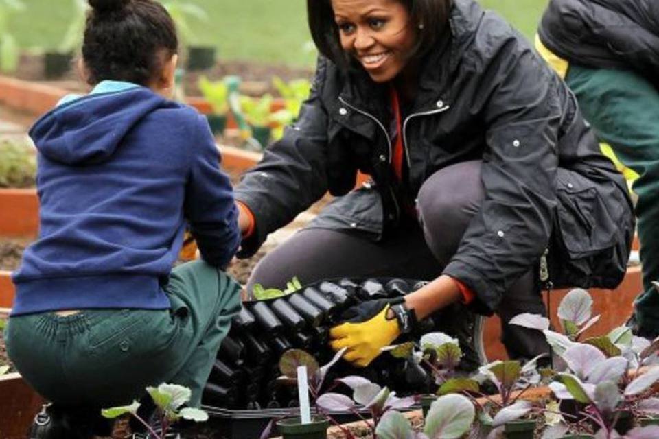 Michelle Obama lidera grupo que bate recorde de polichinelos