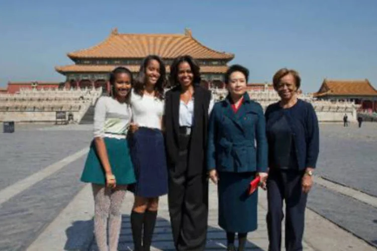 Michelle Obama, Malia, Sasha e sua mãe Marian ao lado de Peng Liyua, primeira-dama chinesa: trata-se da primeira visita de Michelle Obama à China (Andy Wong/AFP)