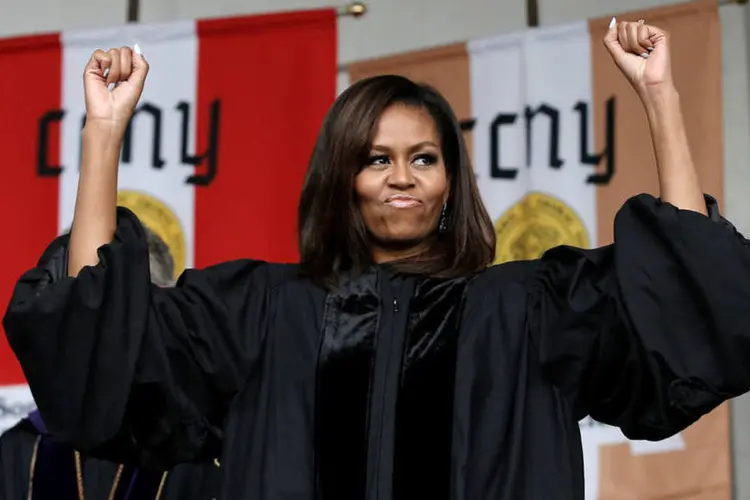
	Michelle Obama: &quot;Aqui n&atilde;o sucumbimos ao medo, n&atilde;o deixamos que nossas diferen&ccedil;as nos dividam, nem constru&iacute;mos muros&quot;
 (Mike Segar / Reuters)