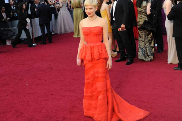 Michelle Williams causou frisson com um tomara-que-caia vermelho coral de Louis Vuitton
 (Michael Buckner/Getty Images)
