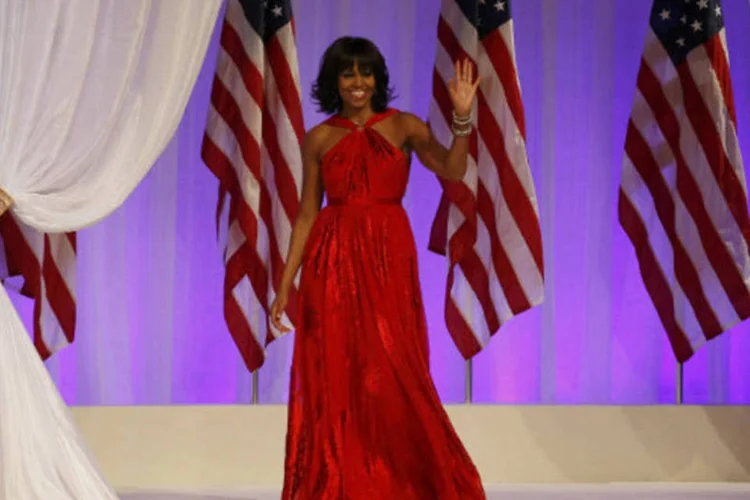 Michelle Obama usa vestido criado por Jason Wu no baile da cerimônia de posse do segundo mandato de seu marido (REUTERS/Rick Wilking)