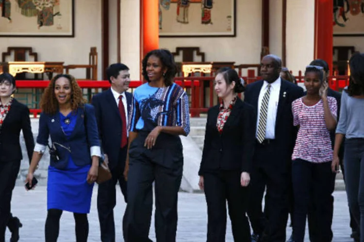 Michelle Obama caminha com suas filha em Pequim, na China: a primeira-dama falou sobre liberdade de expressão na Universidade de Pequim (REUTERS/Petar Kujundzic)