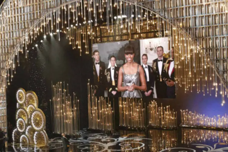 A primeira-dama dos Estados Unidos, Michelle Obama, anuncia "Argo" como o vencedor do Oscar de melhor filme (REUTERS / Mario Anzuoni)