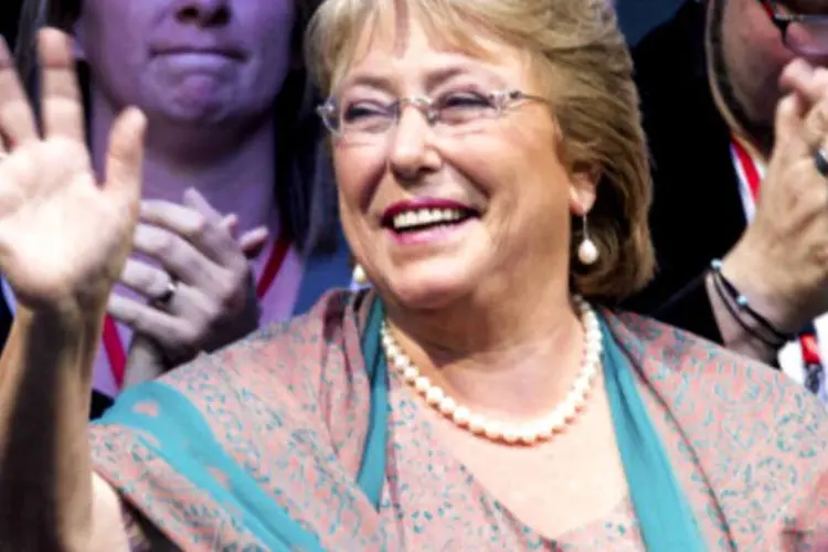 
	Michelle Bachelet comemora vit&oacute;ria nas elei&ccedil;&otilde;es presidenciais no Chile: aprova&ccedil;&atilde;o de mar&ccedil;o &eacute; bastante parecido com o que ela obteve no in&iacute;cio de seu primeiro mandato
 (Guido Manuilo/LatinContent/Getty Images)