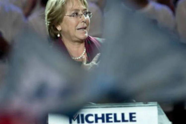 
	Michelle Bachelet: ex-presidente prop&otilde;e reformas ao sistema educacional e tribut&aacute;rio e uma mudan&ccedil;a de Constitui&ccedil;&atilde;o
 (AFP)
