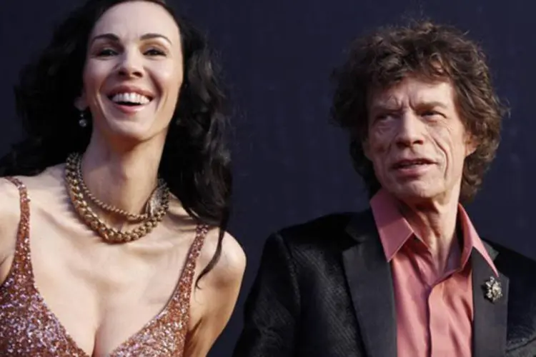 O vocalista dos Rolling Stone, Mick Jagger (à direita), ao lado de sua namorada, a estilista L'Wren Scott (à esquerda), na festa da revista Vanity Fair em 2011, em Hollywood (Danny Moloshok/Reuters)