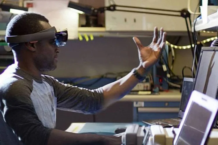 
	A empresa colocou um an&uacute;ncio em seu site procurando pesquisadores que queiram trabalhar com o HoloLens
 (Divulgação/Microsoft)