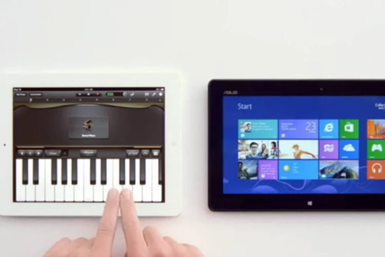 Trecho do comercial da Microsoft que pede para a Apple "Fazer mais e Falar menos", em referência ao Siri (Reprodução)