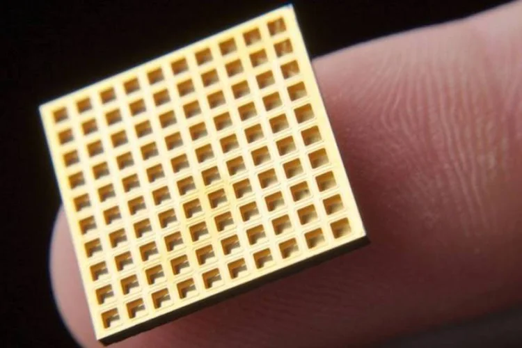 
	As doses ficam em pequenos compartimentos do tamanho de cabe&ccedil;as de alfinete
 (Microchips Biotech)