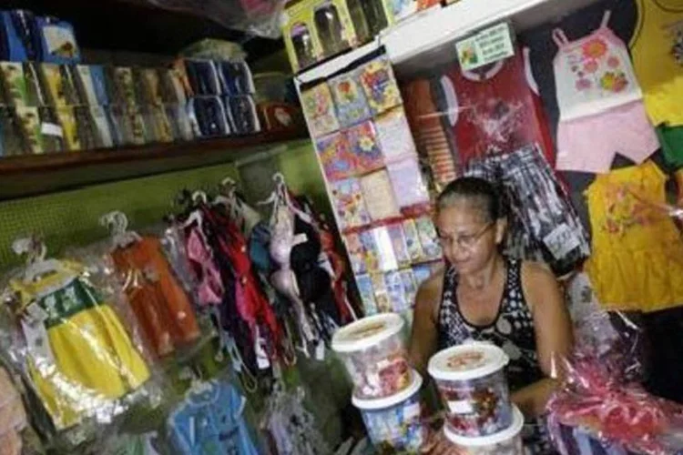 Maria Nancy trabalha em sua pequena loja de conveniência no Recife (Reuters/Bruno Domingos)