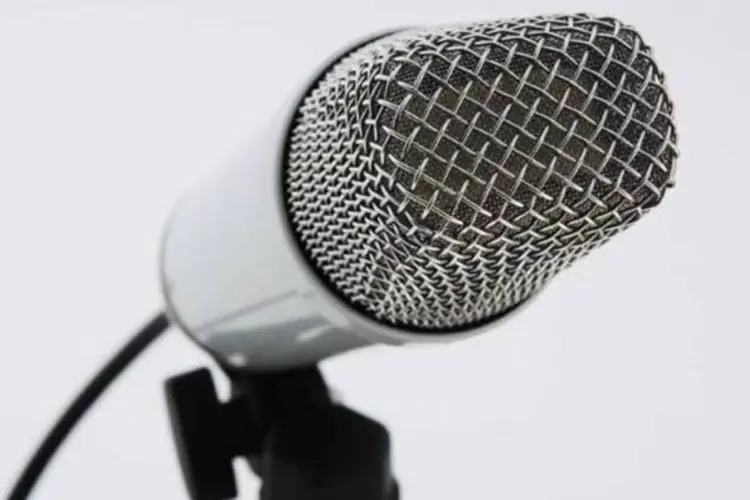 Microfone de rádio: Segundo o Comitê, alguns proprietários e gerentes dessas emissoras de rádio apontaram que o fechamento foi ''em represália'' pelas críticas (Dreamstime)
