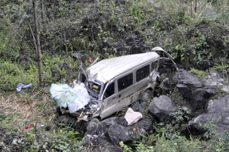 Microônibus chinês após cair de penhasco: entre os feridos está uma menina de três meses de idade, internada em estado gravíssimo (REUTERS)
