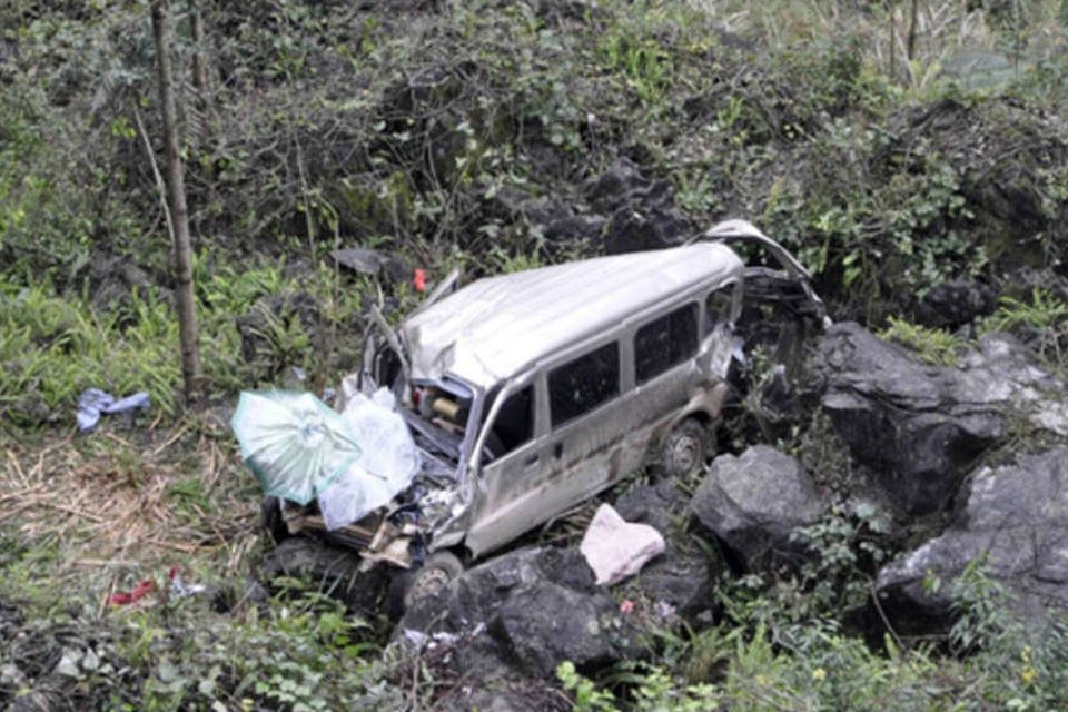 Queda de microônibus em precipício na China deixa 10 mortos
