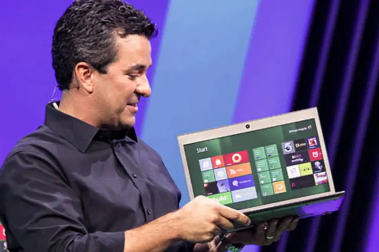 
	Vice-presidente da Microsoft mostra notebook com Windows 8: as corpora&ccedil;&otilde;es consideram que o sistema operacional &eacute; direcionado aos tablets e notebooks de usu&aacute;rios finais
 (Divulgação)