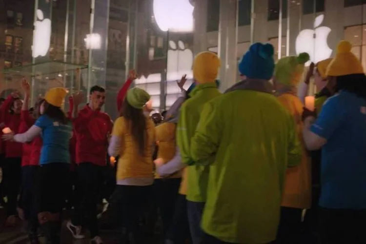 
	A&ccedil;&atilde;o levou um coral dos funcion&aacute;rios da Microsoft para loja da Apple em Nova York
 (Reprodução/YouTube)