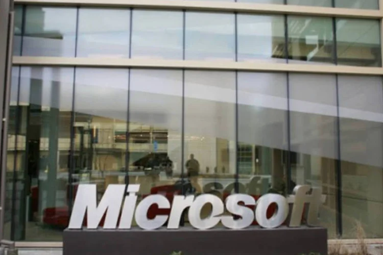 
	Logo da Microsoft em frente ao escrit&oacute;rio da companhia: cerca de um ter&ccedil;o dos 110 mil funcion&aacute;rios &eacute; formado por mulheres
 (Photopin)