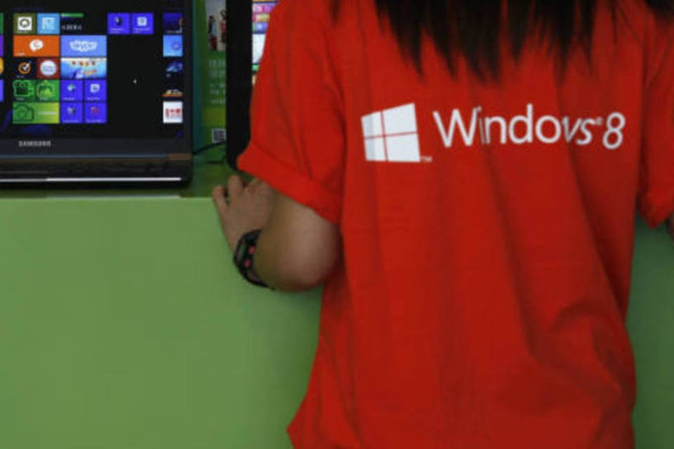 Microsoft: empresa luta contra a queda nas vendas de computadores pessoais e uma recepção fria de consumidores a seu sistema operacional Windows 8. (REUTERS/Bobby Yip/Files)